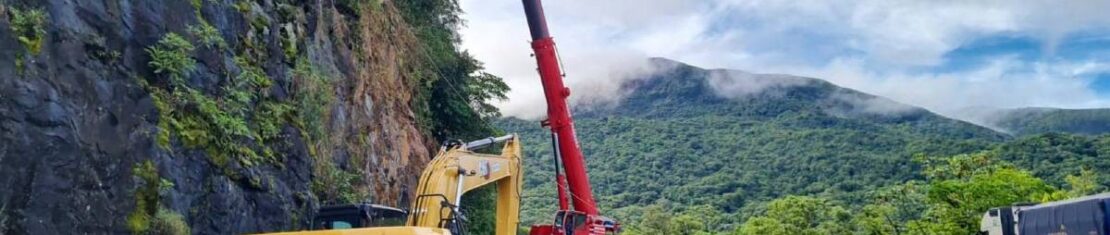 Imagem mostra um guindaste trabalhando no deslizamento da BR-277
