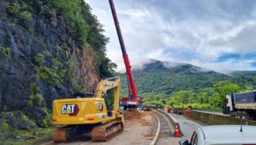 Imagem mostra um guindaste trabalhando no deslizamento da BR-277