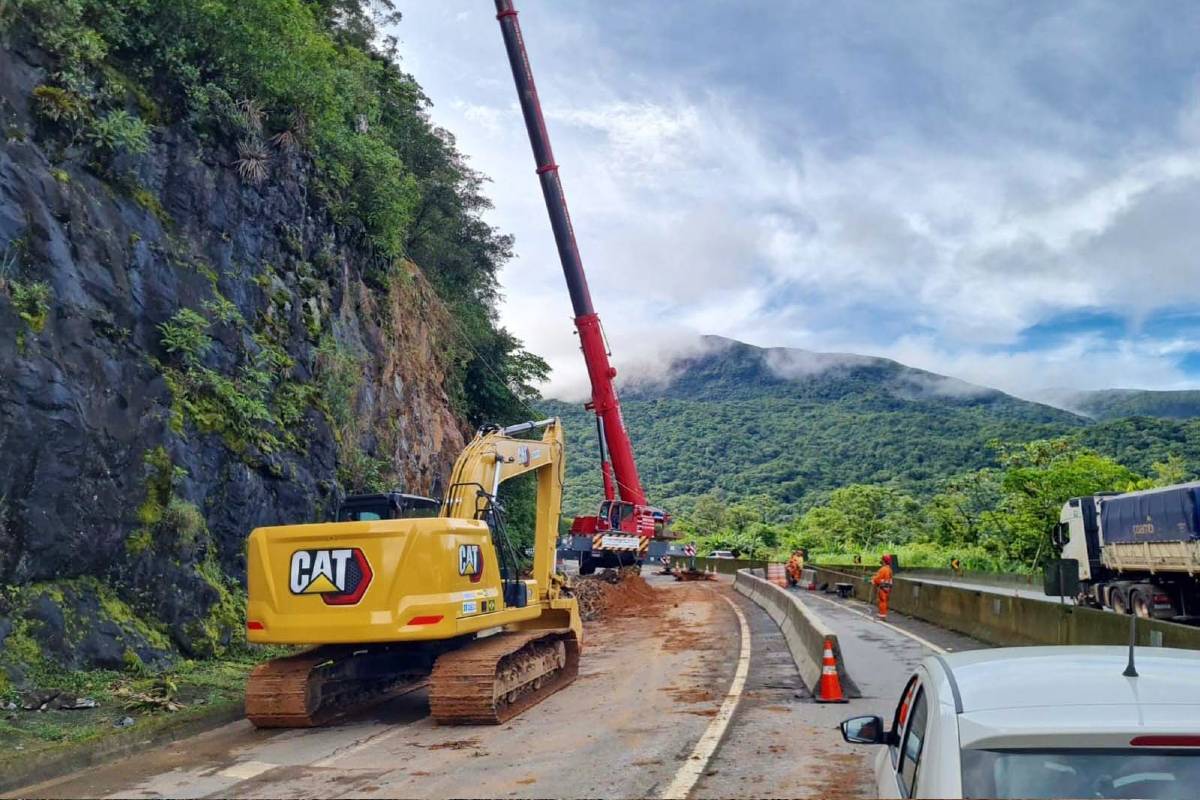Imagem mostra um guindaste trabalhando no deslizamento da BR-277