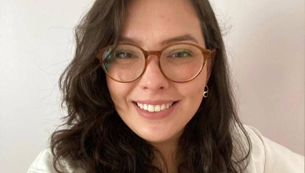 Imagem mostra a psicóloga Paula Maia