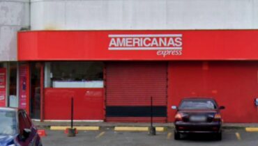 Imagem mostra uma das lojas de Curitiba das Americanas que estão fechadas