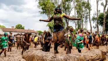 Imagem mostra o tradicional banho de lama na UFPR.