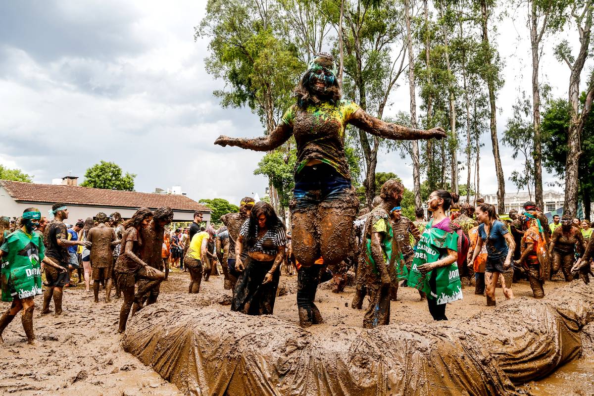 Imagem mostra o tradicional banho de lama na UFPR.
