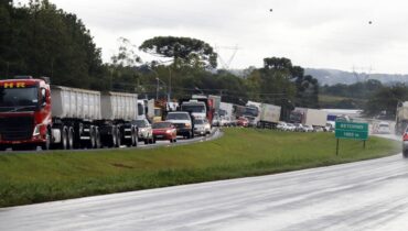 Imagem mostra o congestionamento no Contorno Sul, em Curitiba.