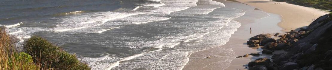 Imagem mostra a paradisíaca Ilha do Mel, no litoral paranaense.