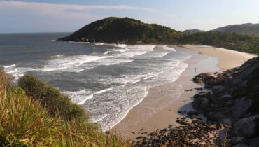Imagem mostra a paradisíaca Ilha do Mel, no litoral paranaense.