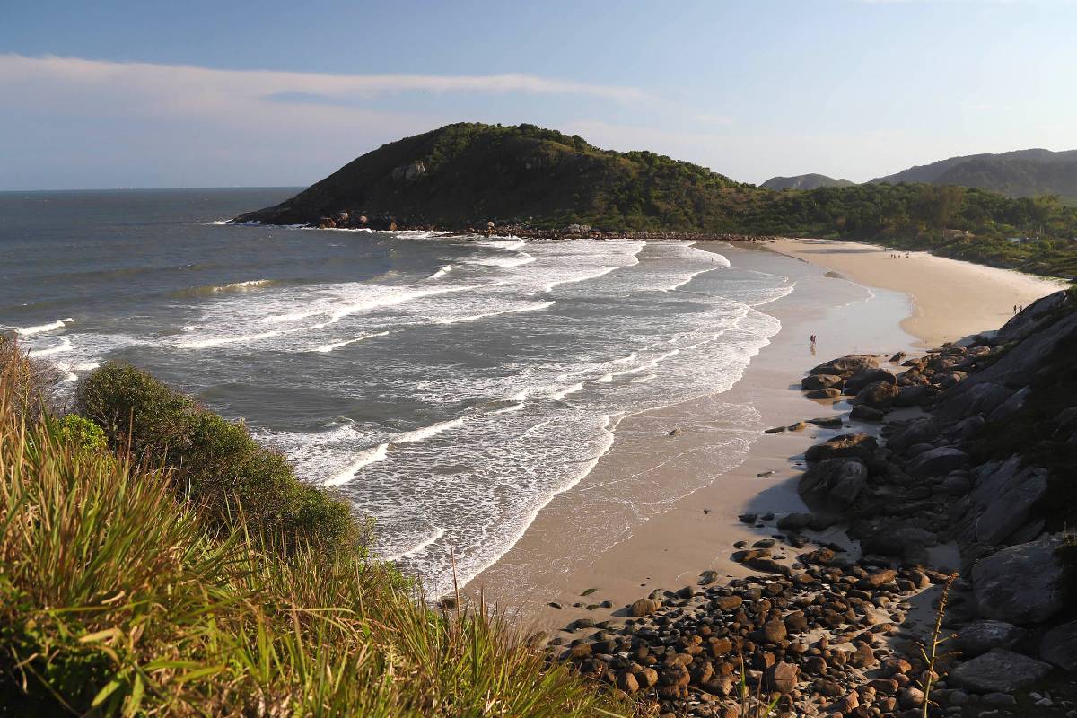 Imagem mostra a paradisíaca Ilha do Mel, no litoral paranaense.