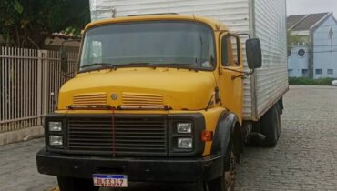 Imagem mostra o caminhão que causou destruição em Guaratuba.