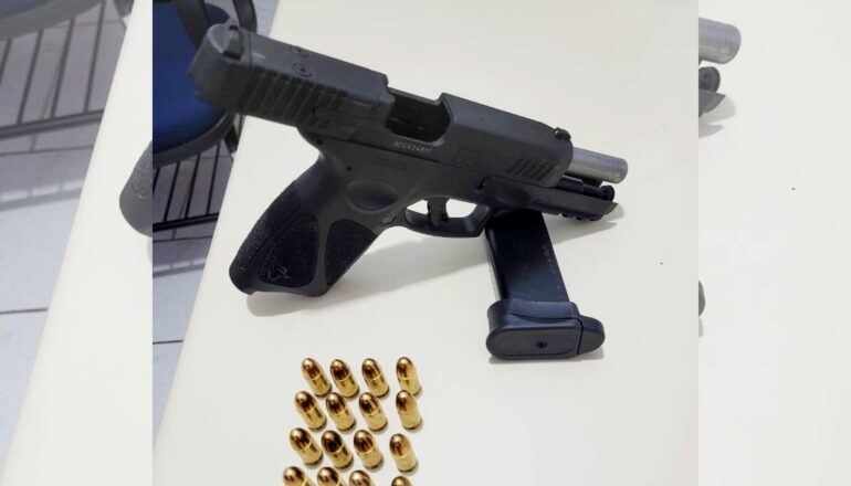 Arma e munições apreendidas pela Polícia com o caminhoneiro em Guaratuba estão em cima de uma mesa