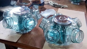 Imagem mostra os tradicionais baleiros de vidro fabricados em Curitiba