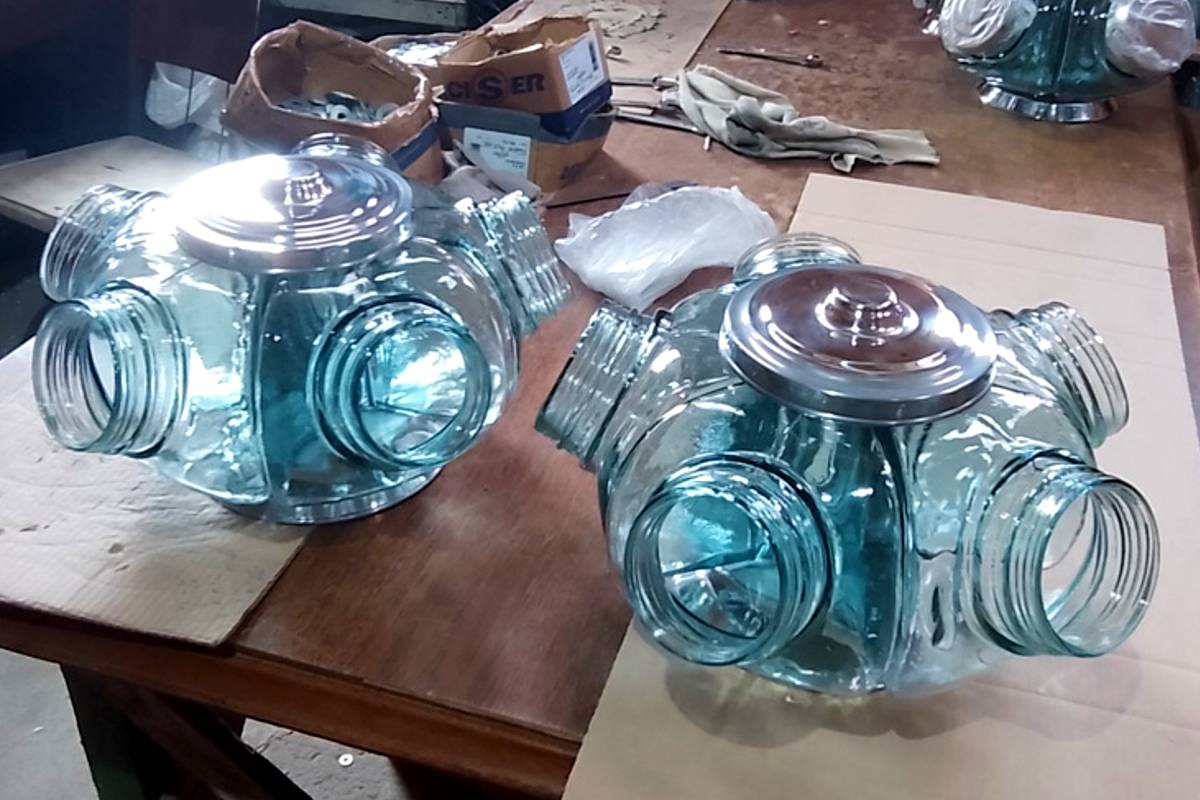 Imagem mostra os tradicionais baleiros de vidro fabricados em Curitiba