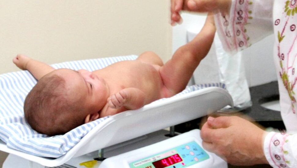 Bebê recém nascido está em uma balança de uma maternidade de Curitiba