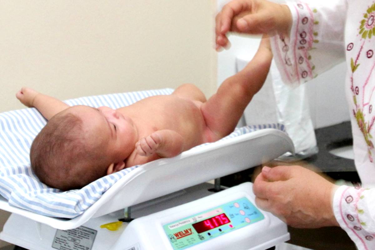 Bebê recém nascido está em uma balança de uma maternidade de Curitiba
