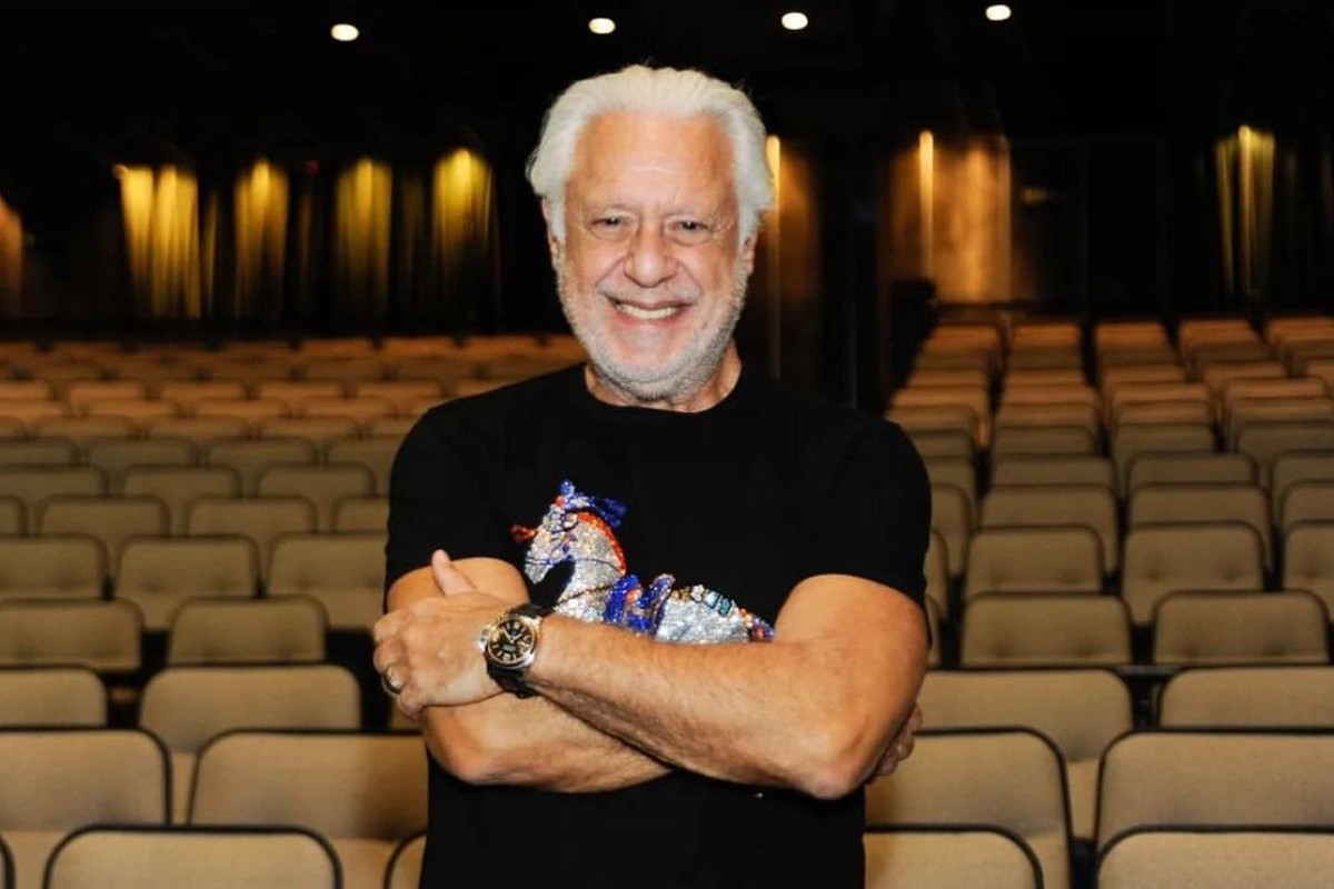 Ator Antônio Fagundes em um teatro