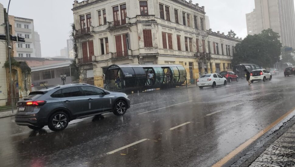 chuva forte em curitiba