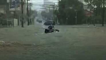 motociclista centro alagamento