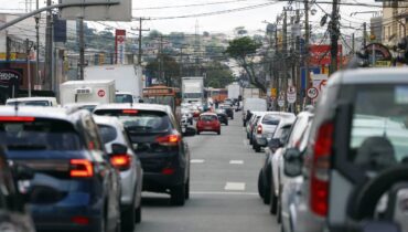 carros em uma das ruas mais movimentadas de Curitiba