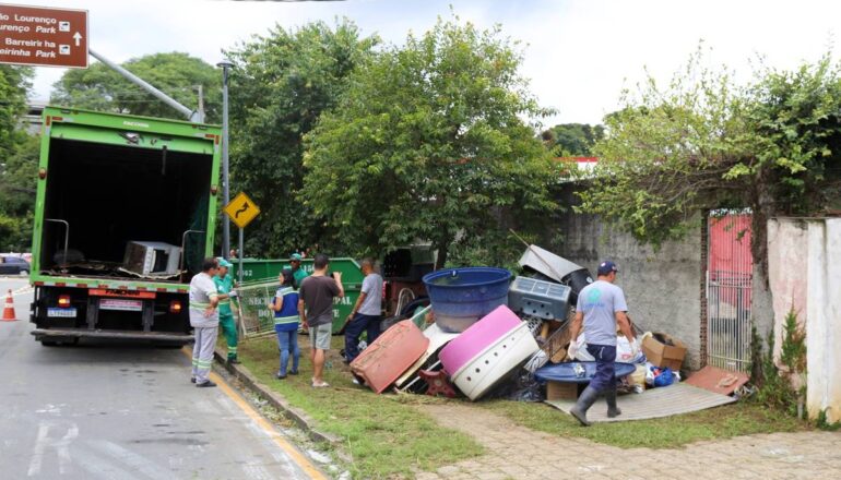 Caminhão retira entulho de casa em Curitiba que tinha 300 cachorros sob maus tratos.