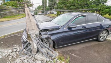 Poste é derrubado após batida de veículo