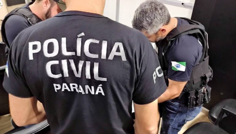 policiais da polícia civil do Paraná investigam crime em Curitiba