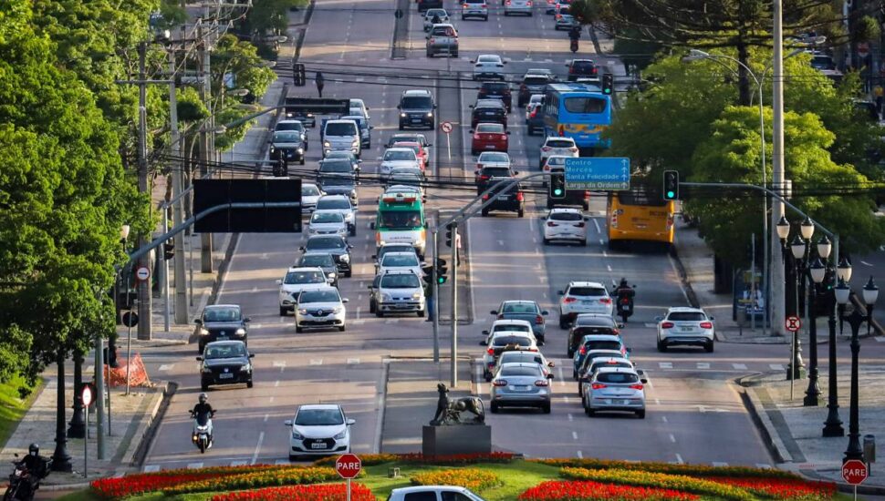 Avenida Cândido de Abreu, em Curitiba, com carros.