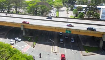 Viaduto do Tarumã com carros e caminhões em cima da Avenida Victor Ferreira do Amaral, em Curitiba