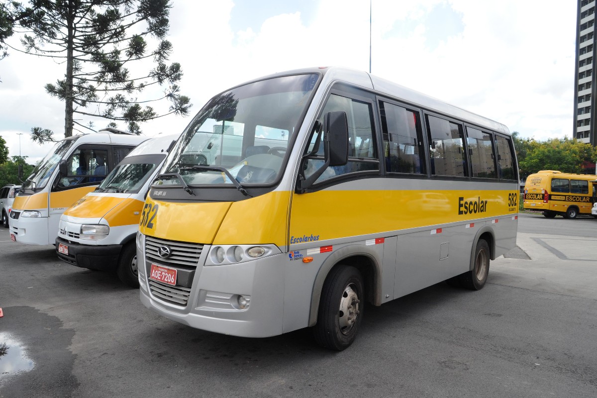 Ônibus e vans do transporte escolar