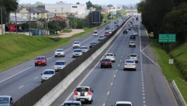 Carros trafegando na BR-277 entre Curitiba e litoral do Paraná