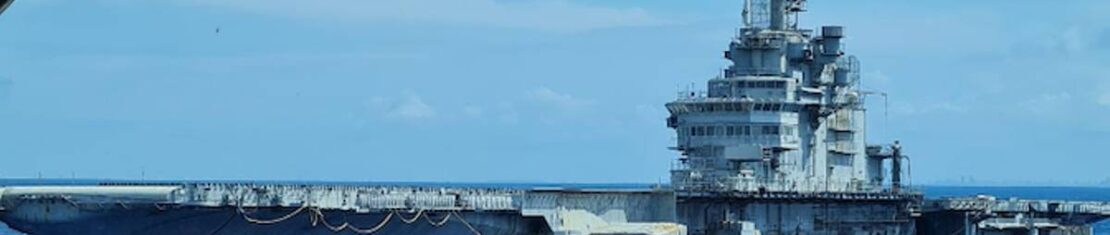 Porta aviões São Paulo não tem porto para se ancorar e fica vagando pelo mar