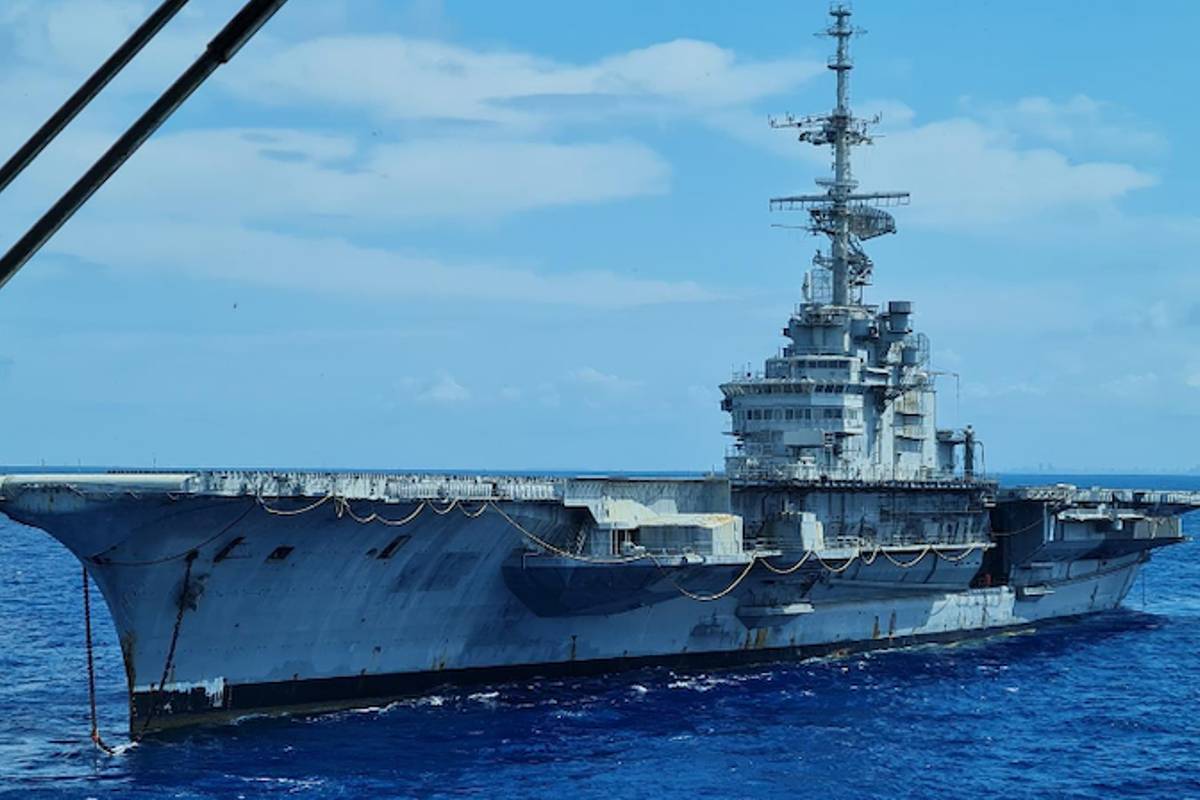 Porta aviões São Paulo não tem porto para se ancorar e fica vagando pelo mar