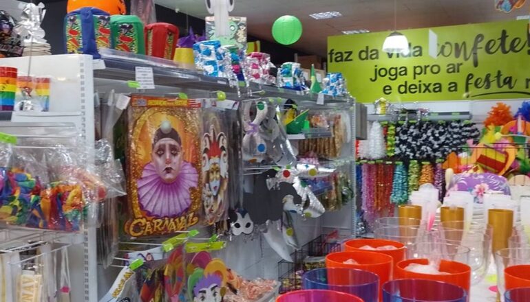 Loja de adereços para o Carnaval em Curitiba tem máscaras, fantasias, adereços e muitas novidades pra os foliões de Curitiba