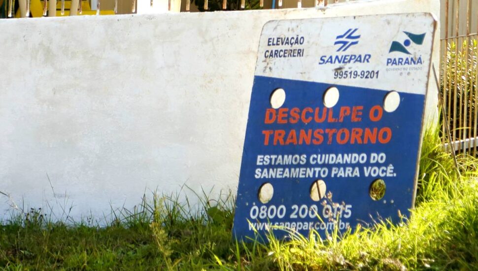 Placa da Sanepar perde desculpas pelo transtorno gerado por causa de obras em Curitiba