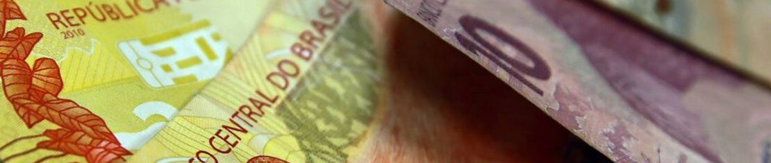 Notas de 20,. 10 e 50 reais dispostas em um leque.