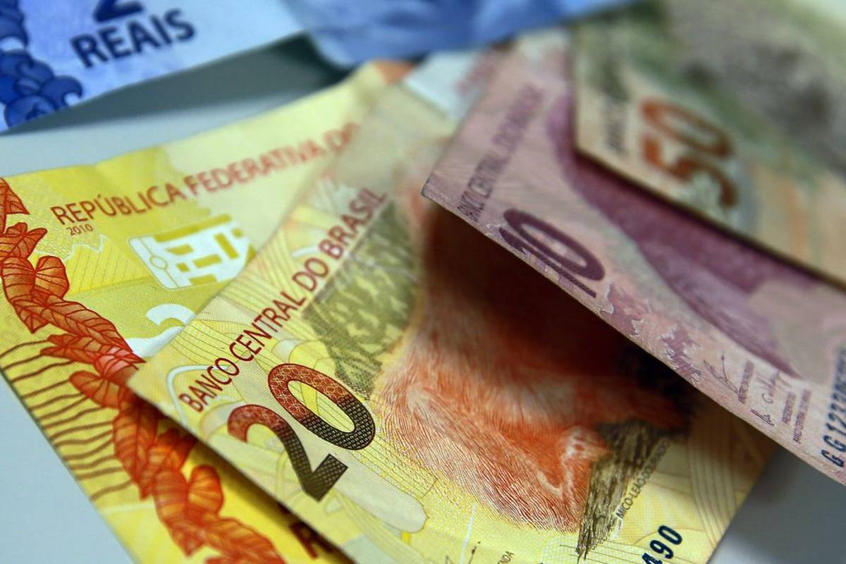 Notas de 20,. 10 e 50 reais dispostas em um leque.