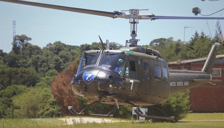 Helicóptero UH-1 voa em Campo Largo.