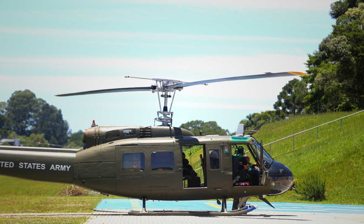 Helicóptero UH-1 voa em Campo Largo.