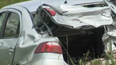 Carro batido após se envolver em um acidente no Contorno Leste