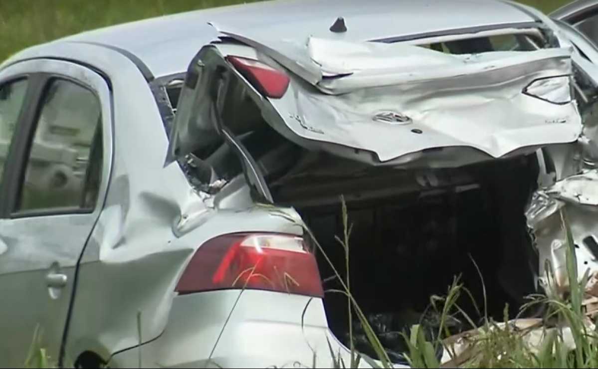 Carro batido após se envolver em um acidente no Contorno Leste
