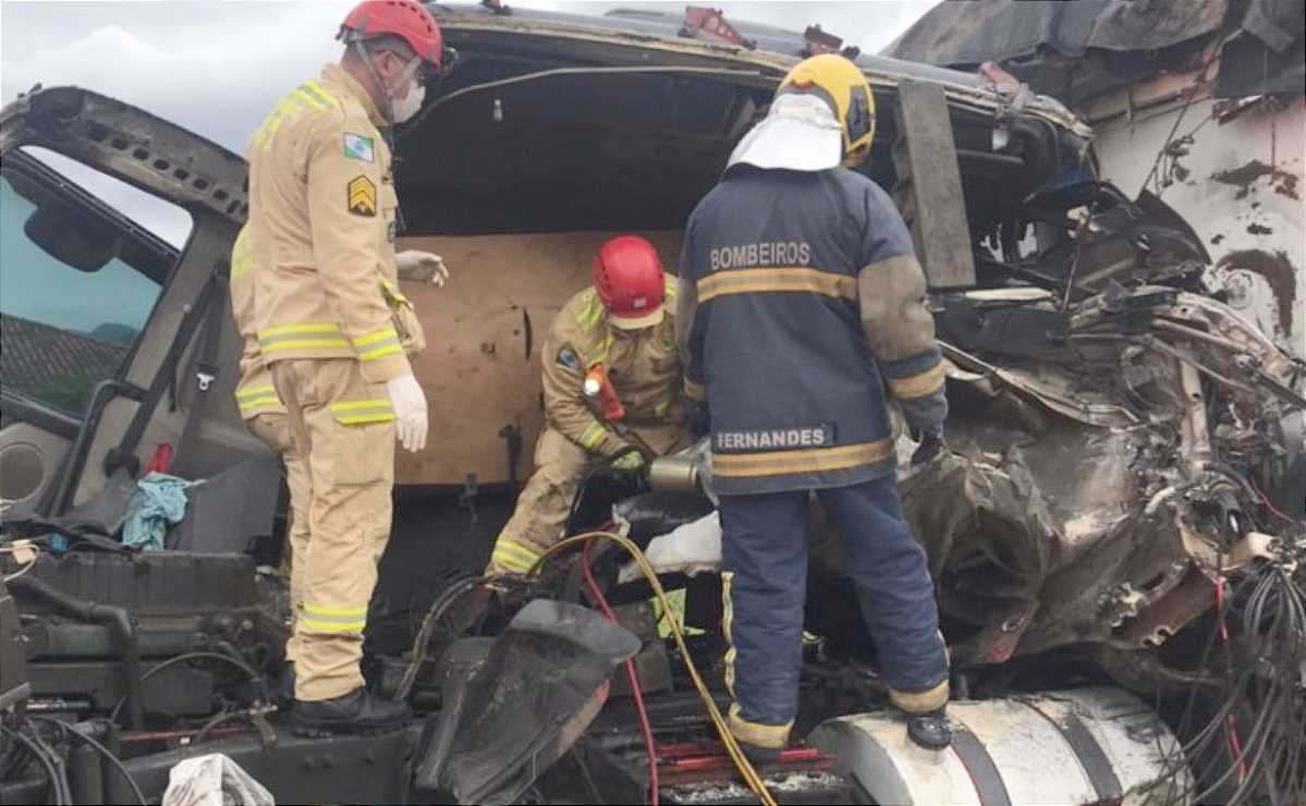 resgate dos bombeiros a um caminhoneiro preso às ferragens
