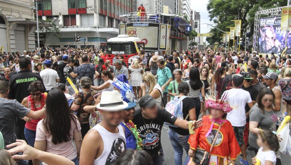 Bloco de carnaval no Centro de Curitiba