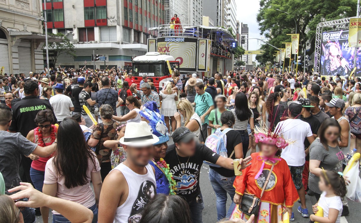 Bloco de carnaval no Centro de Curitiba