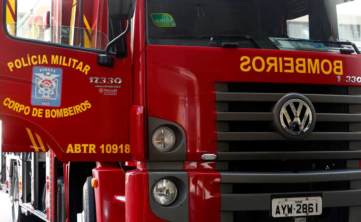Caminhão do Corpo de Bombeiros com a porta aberta destacando o nome da corporação