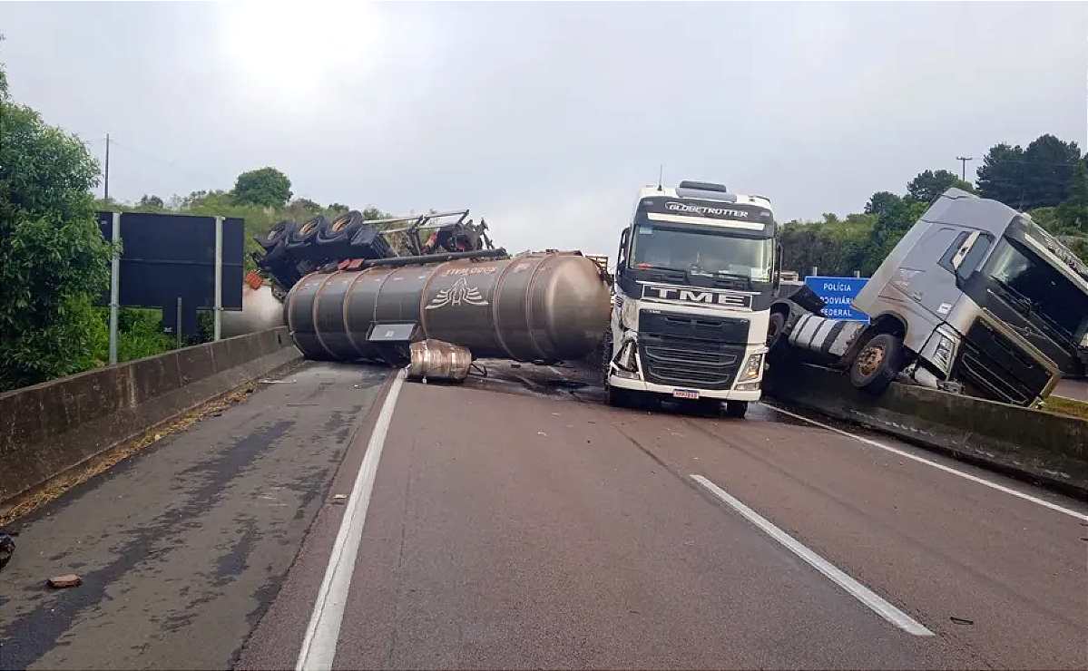 Caminhões acidentados bloqueiam BR-277