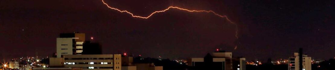 Raio - relâmpago - trovão - chuva - temporal - clima - descarga elétrica -