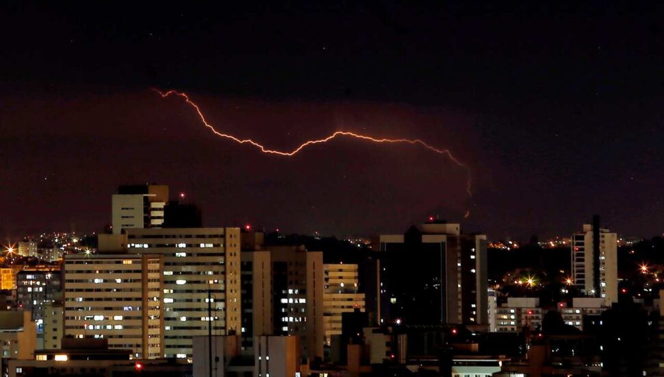 Raio - relâmpago - trovão - chuva - temporal - clima - descarga elétrica -