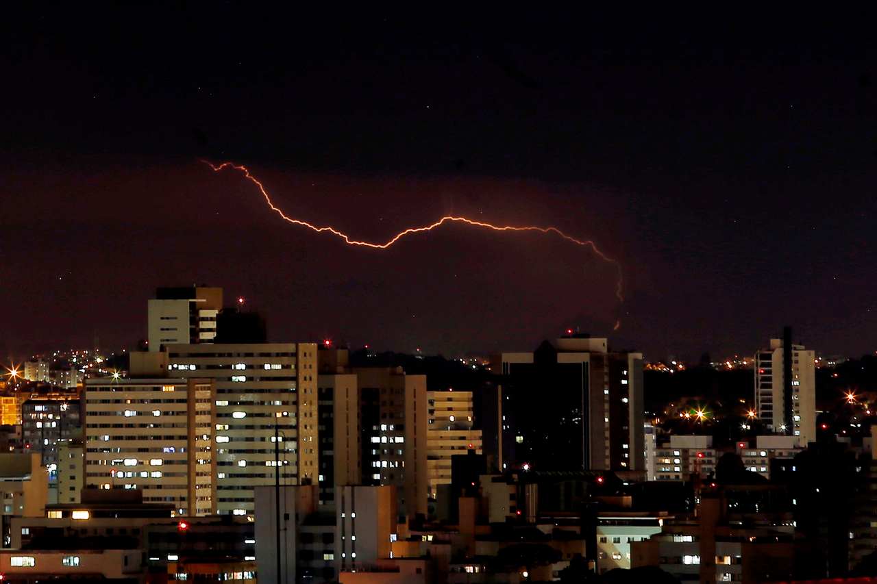 Raio - relâmpago - trovão - chuva - temporal - clima - descarga elétrica -