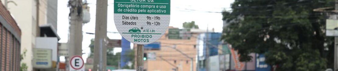 Placa indica o estacionamento regulamentado em Curitiba, o Estar digital