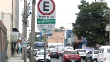 Placa indica o estacionamento regulamentado em Curitiba, o Estar digital