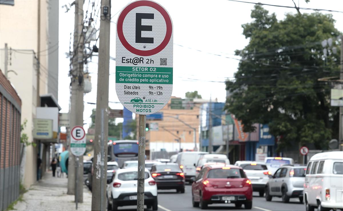 Placa indica o estacionamento regulamentado em Curitiba, o Estar digital
