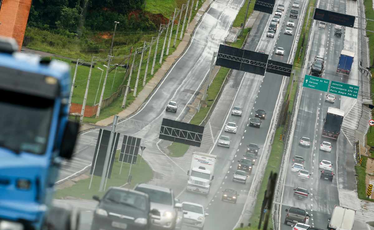 Veículos circulam com chuva na BR-376